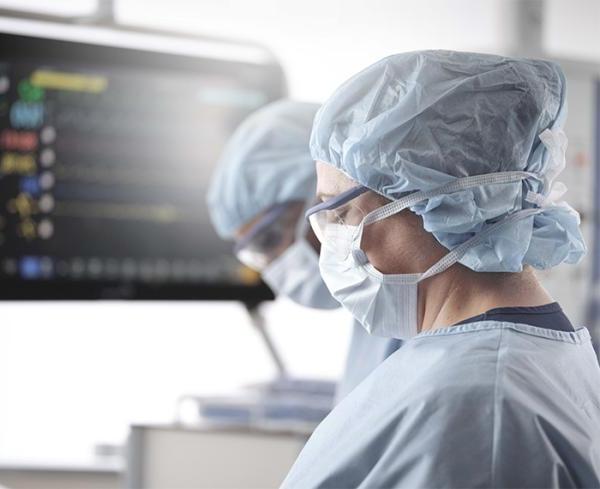 两名外科医生站在手术室的监视器前